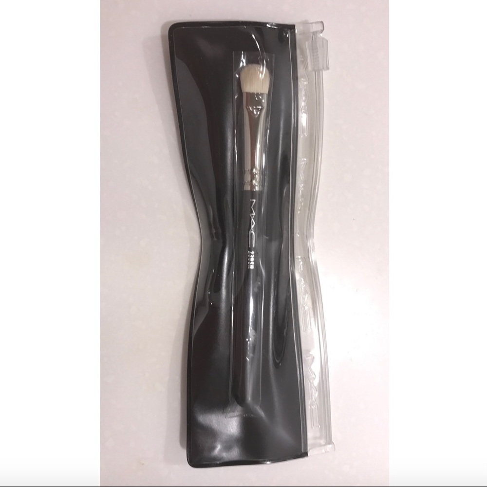 MAC COSMETICS BRUSH 239SH, BN IN SLEEVE. NATURAL
